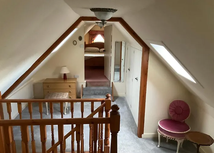 Three-Bedroom Old Cottage Free Parking
