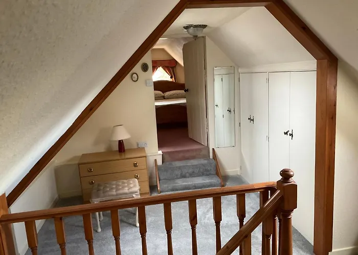 Three-Bedroom Old Cottage Free Parking